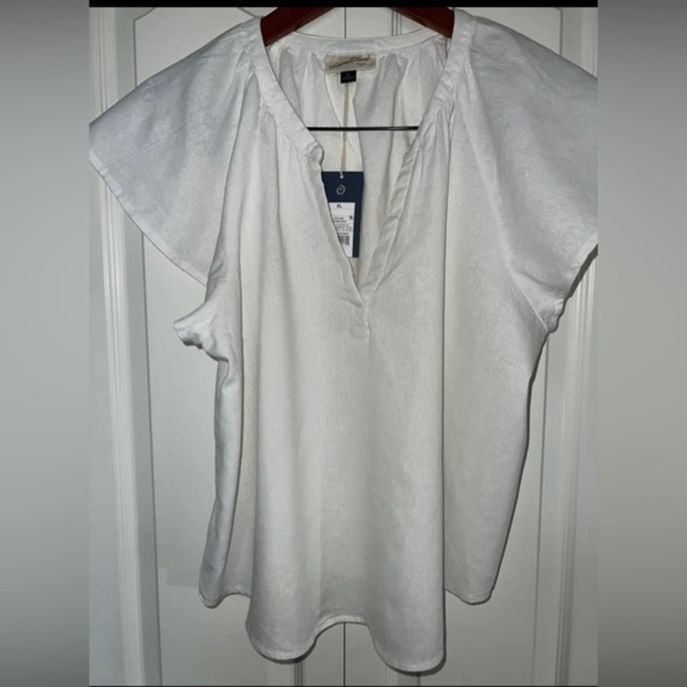 Universal Threads Linen Short Sleeve Blouse.  Color: white  XL. NWT